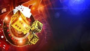 Stadium esports dengan tim Free Fire World Series berkompetisi di layar besar